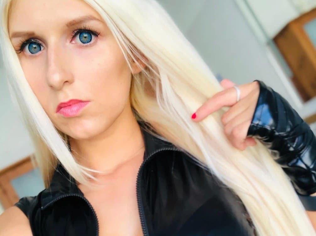 frau steht auf findom und camt in ihrer webcam